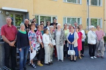 Tapaamispäivä Kuopion entisessä joulumerkkikodissa ja kuva-arkistossa 20.7.2016. Kuvan keskellä on kolme entisen jm-kodin hoitajaa, joilla oli mielenkiintoista kerrottavaa jm-koti ajoista. Nykyisin entinen jm-koti toimii Toukolan perhetukikeskuksena, Lastentie 1-3.