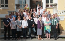 Toinen ryhmäkuva Oulun tapaamispäivästä 6.8.2016. Kuvan keskella mm. laitoksen pitkäaikainen johtajatar 90v Liisa Kauppinen (alarivissä kolmas oikealta) ja hänen takanaan kaksi entistä hoitajaa.