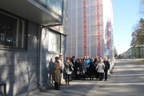 Tampere 6.5.2017. Lopuksi piipahdimme entisen Joulumerkkikodin tontilla Ristikatu 7:ssä. Joulumerkkikoti oli taustalla näkyvän huputetun 7-kerroksisen kerrostalon paikalla Risti- ja Marian kadun kulmassa.