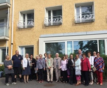 Tapaamispaivä Kuopion entisessä joulumerkkikodissa pe 28.7.2017. Paikalla yhteeensä noin 20 osallistujaa, joista entisiä hoitajia 7. Kuvassa ylhäällä pienten huoneiden "tähti"-ikkunat. Vauvat olivat näissä eristyksissä 2 ensimmäistä kuukautta. Vauvat nostettiin kuvien parvekkeille nukkumaan. Kuva H. Mattila.