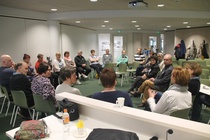 Vapaata keskustelua ringissä. Muistelua ja analysointia. Juttua olisi riittänyt vielä pidempäänkin. Kuva 5.5.2018 pm.