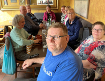 Tapaamispäivän ja vuosikokouksen jälkeen ruokailtiin Gastrup Tuulensuussa 14.5.-22. Kuva pm.