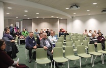 Tampere 7.10.2017. Kuvan otto hetkellä kuunneltiin tarkasti, kun lastenhoitaja-harjoittelija Pirkko Tuominen kertoi kokemuksistaan Tampereen joulumerkkikodissa.