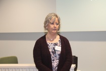 Tampere 7.10.2017. Läsnä oli myös entinen Tampereen joulumerkkikodin lastenhoitaja-harjoittelija Pirkko Tuominen, os. Ullvén. Kuvassa hän on kertomassa joulumerkkikodin arjesta vuonna 1966.