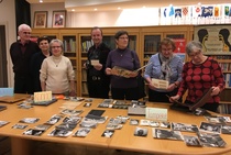 Keuhkoterveysjärjestö Filha ry järjesti valokuvanäyttelyn  joulumerkkikotikuvista tiloissaan torstaina 26.10.2017, klo 12-16. Ryhmäkuva tapahtumasta. Meitä oli näyttelyssä 8 jäsentä. Todella mielenkiintoisia kuvia joulumerkkikodeista. Kiitos Filha Ry:lle mieleenpainuvasta tapahtumasta! 
