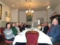 Näyttelyn jälkeen tapaaminen ruokailuineen viereisen rakennuksen Ravintola Piparkakkutalossa 3.3.-18.  Aika kului nopeasti hyvässä seurassa.