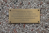 Siinä se on! Tampereen joulumerkkikodista muistuttava laatta sen tilalle rakennetun kerrostalon päätyseinässä. Viime kevään vuosikokouksen (6.5.-17) jälkeen käynnistetty projekti joulumerkkikodin muistolaatasta valmiina seinään kinnitettynä, 30.4.2018. Tampereen joulumerkkikodin tontille rakennettiin kaksi 7-kerroksista kerrostaloa.