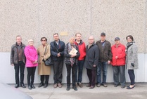 Kyltin kiinnitystä seuraamassa olleet jäsenemme ja kaksi Henrik Liljeroosin suvun edustajaa (laatan kohdalla), 30.4.2018.