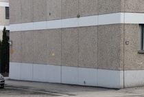 Muistolaatta asennettiin kerrostalon Ristikadun puoleiseen päätyseinään (keskelle seinää), 30.4.2018. Kaiverruskolmiolta tilatun plakaatin pitäisi olla sään kestävä. Materiaalina on messinki ja se kiinnitettiin "rosteriruuveilla".