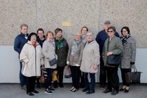 Päivän päätteeksi vähän pienemmällä joukolla "pyhiinvaellus" Tampereen entiselle joulumerkkikoti-tontille. Siinä se uusi muistolaatta on keskellä päätyseinää. Kuva 5.5.2018 pm.