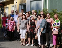 Ryhmäkuva Kuopion tapaamispäivään  10.8.2018 osallistuneista. Mukana oli kolme entistä hoitajaa, jäseniä ja heidän läheisiään yhteensä 19. Kuva M. Siltanen.