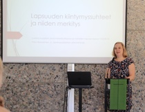 Lasten psykiatrian erikoislääkäri Päivi Ronkainen luennoi aiheesta: Lapsuuden kiintymyssuhteet ja niiden merkitys, Kuopion tapaamispäivässä 10.8.2018. Kuva M. Siltanen.