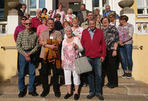 Ryhmäkuva Oulun tapaamispäivästä 24.8.2019. Paikalla kolmisenkymmentä henkilöä, joista parikymmentä entistä joulumerkkikotilasta, neljä entistä hoitajaa ja seitsemän läheistä.