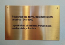 Peruskorjauksen yhteydessä nykyinen päiväkodin johtaja Eija Salmi hankitutti seinälle joulumerkkikotiajoista kertovan muistolaatan viime vuonna 2018.