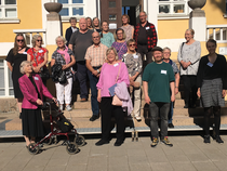 Ryhmäkuva Oulupäivän 26.8.-23 entiseen joulumerkkikotiin (nyk. Mäntylä-Snellmanin päiväkoti) tutustujista. Edessä vasemmalla  entinen hoitaja Liisa Hautamäki.