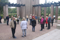 Helsinki-päivä 11.9.2021. Ennen ruokailua Vuosaaren ravintola Fregatissa tutustuttiin Hietaniemen hautausmaahan. Sankarihautojen lisäksi nähtiin monien tunnettujen suomalaisten, mm. presidenttien hautapaikat. 