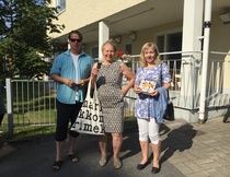 Entisiä joulumerkkikodin tiloja esitteli kuvassa vasemmalla oleva Ari Timonen. Kuopion tapaamispäivän (10.8.-18) järjestelyistä vastasi hallituksen varajäsen Helena Miettinen (keskellä). Oikealla kuvassa on nykyinen Toukolan perhetukikeskuksen johtaja Katariina Tiainen. Tiaiselle luovutettiin kirja, Joulumerkkikodin lapset. Kuva H. Mattila.