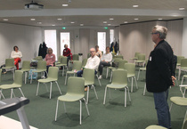 Tapaamispäivä ja vuosikokous Metson kirjaston Kuusi-salissa Tampereella 12.9.2020. Esittelykierros meneillään. Kerroimme kukin omista joulumerkkikoti kokemuksistamme. Kuva pm. 