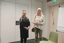 Tampere 4.5.-24. Hannele ja Marja-Leena Alèn. Marja-Leena Alèn (oikealla) kertoi kokemuksistaan joulumerkkikotilapsen äitinä.
