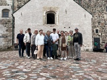 Turku-päivän, 16.8.-25 ryhmäkuva Turun linnan pihalla. Osa 19 osallistujasta puuttuu kuvasta.