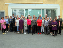 Ryhmäkuva Kuopion tapaamispäivästä 11.9.2024 Entisen Kuopion joulumerkkikodin etupihassa.
Helena Lajunen, nykyisen lastensuojelu yksikön johtaja (kuvassa vasemmalla kukkakimpun kera) esitteli entistä Kuopion joulumerkkikotia.
